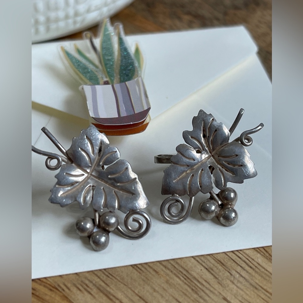 Vintage 925 Sterling Silver , Decorative Grape Leaf Screw Back Earrings Mexico
